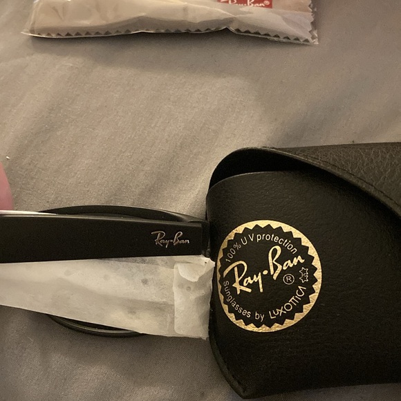 Brand New Wayfarer Ray-Ban sunglasses - Picture 3 of 3